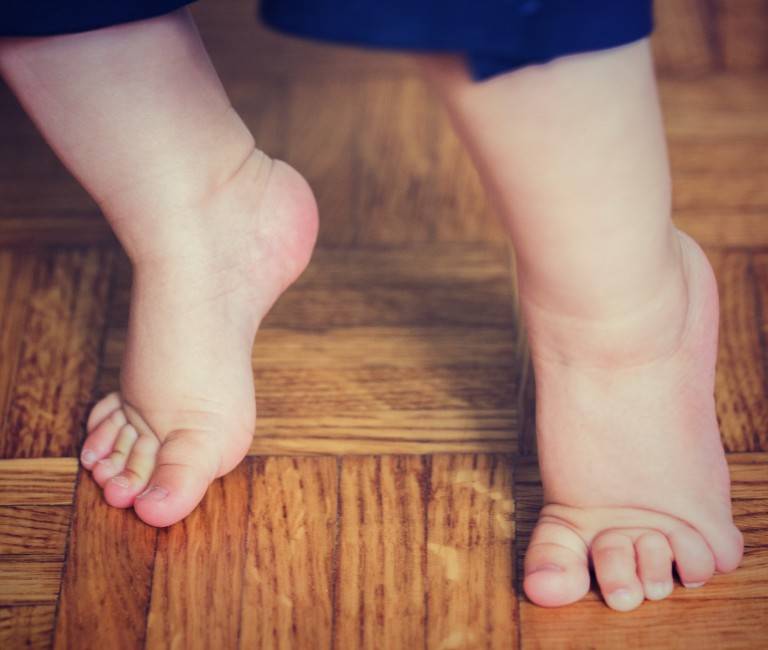 Ребенок в 1 год ходит на носочках — причины такого поведения