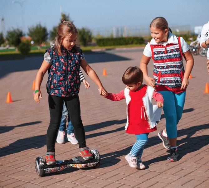 Детские гироскутеры (35 фото): как выбрать маленький гироскутер для детей 9-12 лет и другого возраста? со скольких лет можно на нем кататься?