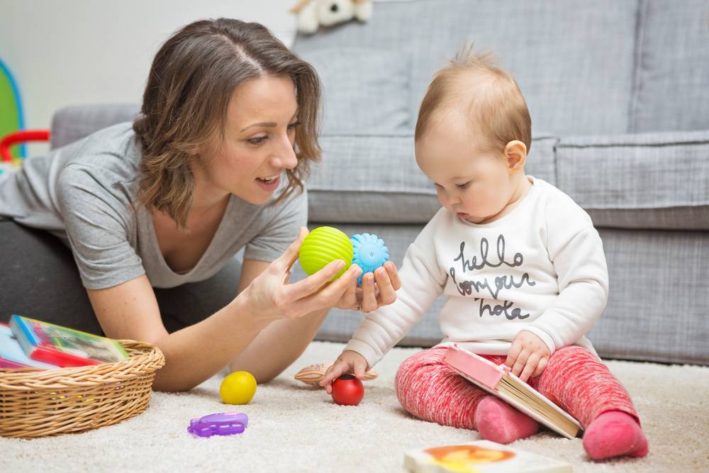 Как развивать ребенка в 7 месяцев: занятия с малышом, развивающие мультики