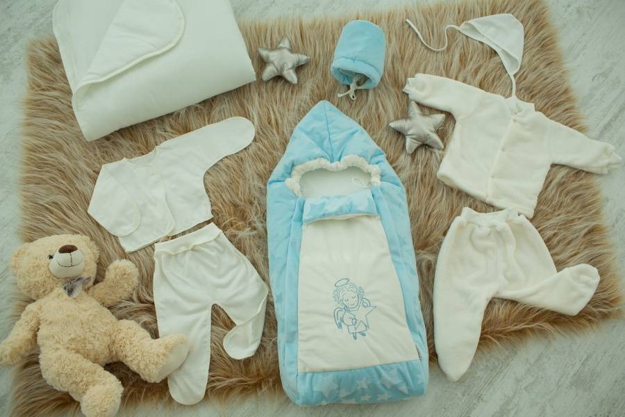 Как одевать новорожденного зимой: на выписку, список вещей, зимний конверт своими руками
