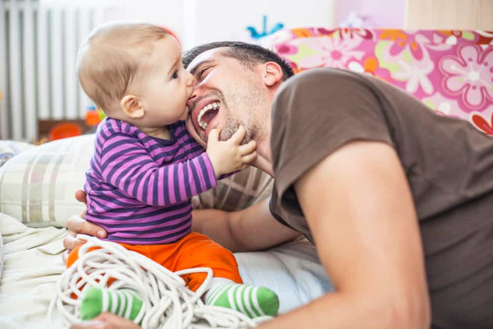 Ребенок кусается и бьет маму: причины, что предпринять, как реагировать