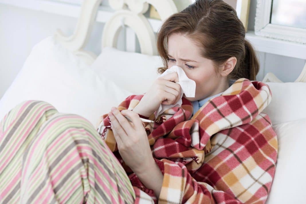 Как не заразить грудного ребенка простудой