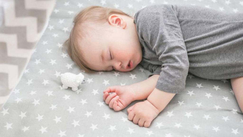 Новорожденный спит на руках, а в кроватке просыпается❗️