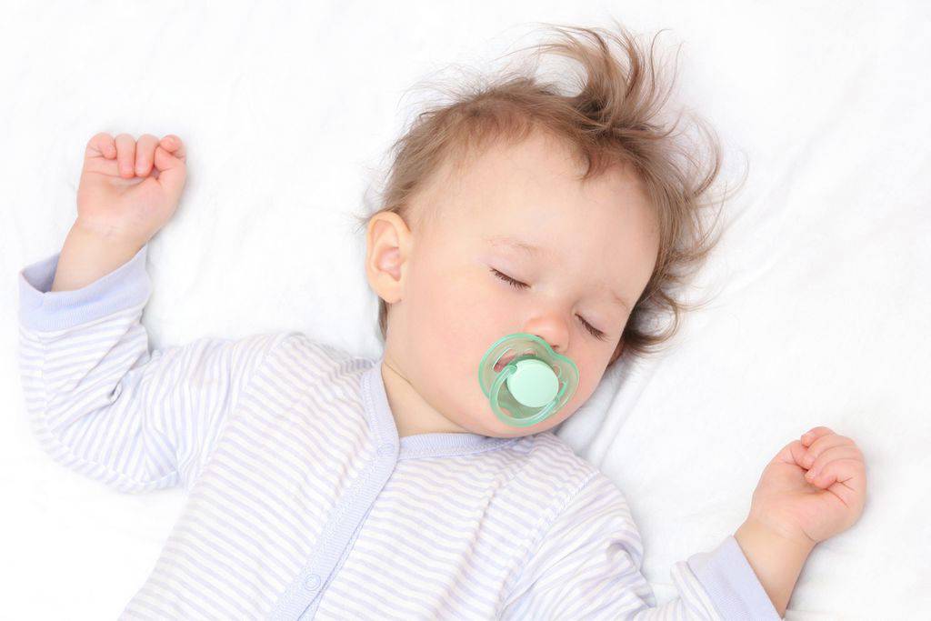 Почему новорожденный спит с открытыми глазами