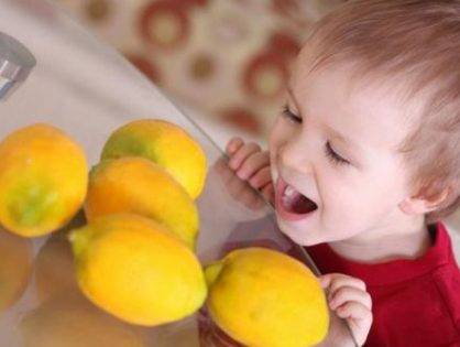 Можно ли дать ребенку лимон и когда пробовать его введение в рацион?