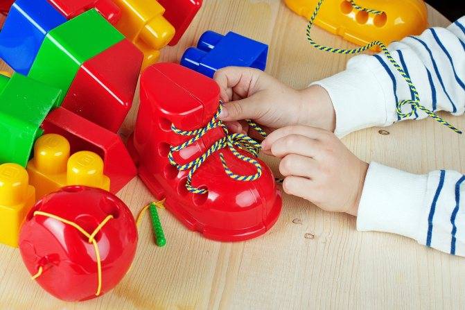 Как научить ребенка завязывать шнурки быстро и просто