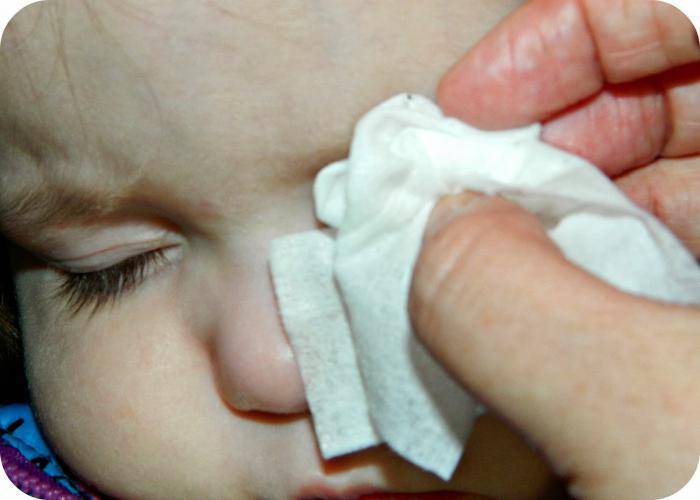 Попал песок в глаза ребенку: что делать, как и чем промыть глазки, оказание первой помощи и советы врачей