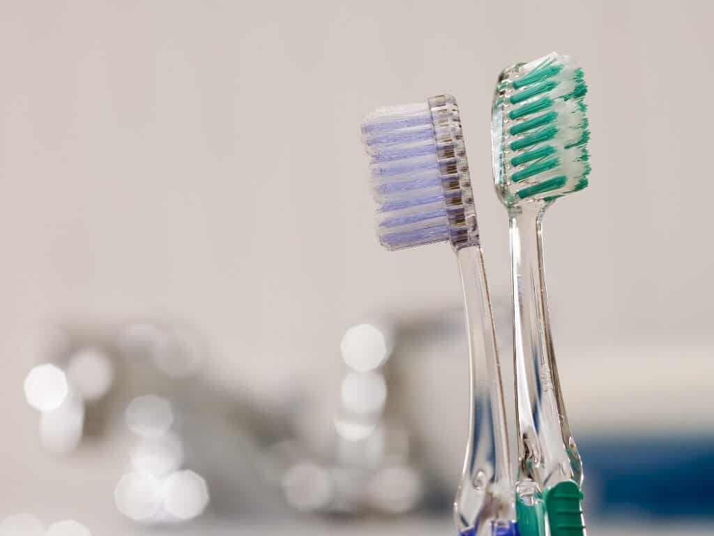 Как часто и когда нужно менять обычную зубную щётку и насадки на электрическую зубную щётку