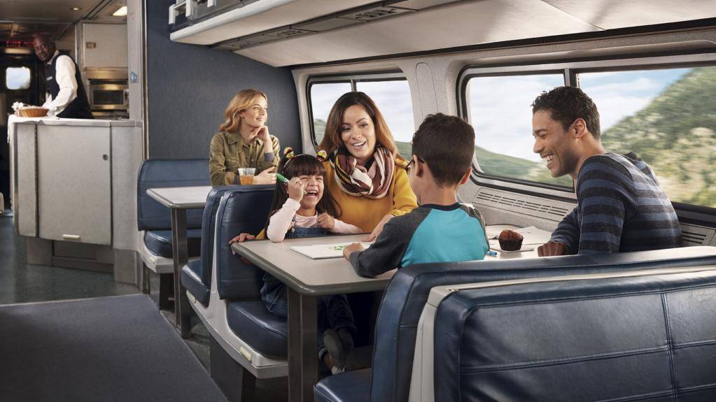 Поездка в поезде с ребенком, советы что взять, чем развлечь