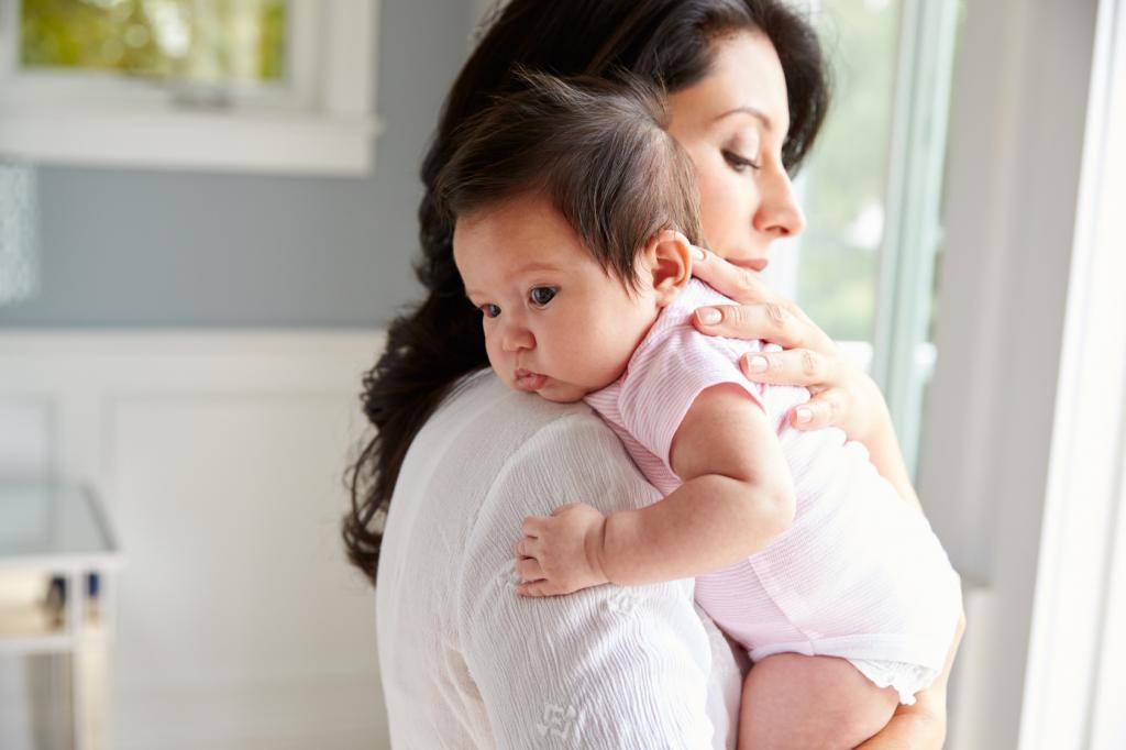 Рвота у грудничка после кормления: как отличить от срыгивания у новорожденного