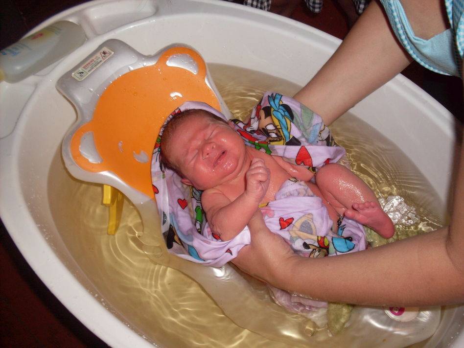 Что важно знать молодой маме о купании: температура воды для купания новорожденных