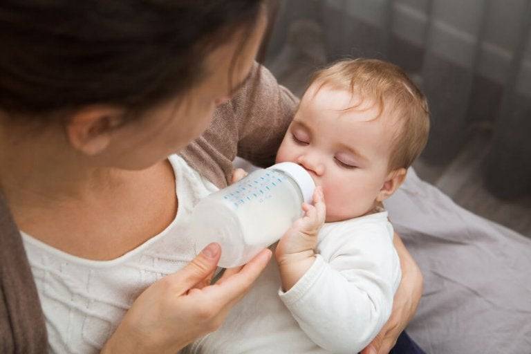 Сегодня из бутылочки: правила кормления крохи сцеженным молоком