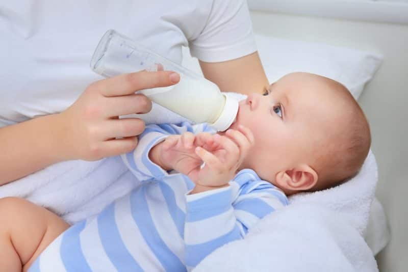 Вода для новорожденных: с какого времени давать, симптомы обезвоживания и избытка жидкости