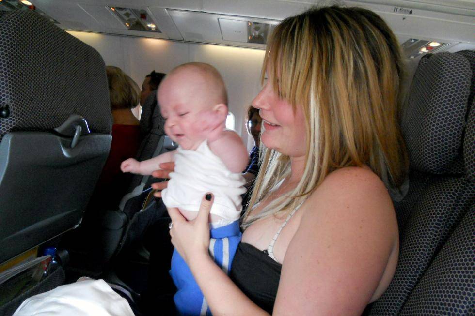Когда можно летать в самолете с грудничком: как подготовиться к полету