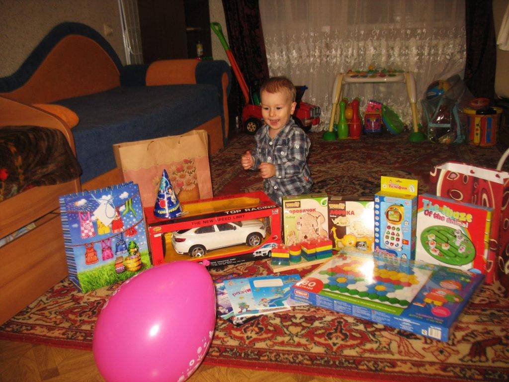 Что подарить мальчику на 2 года: 100 креативных идей