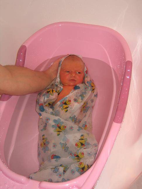 Как купать новорожденного и что нужно учесть при первой водной процедуре?