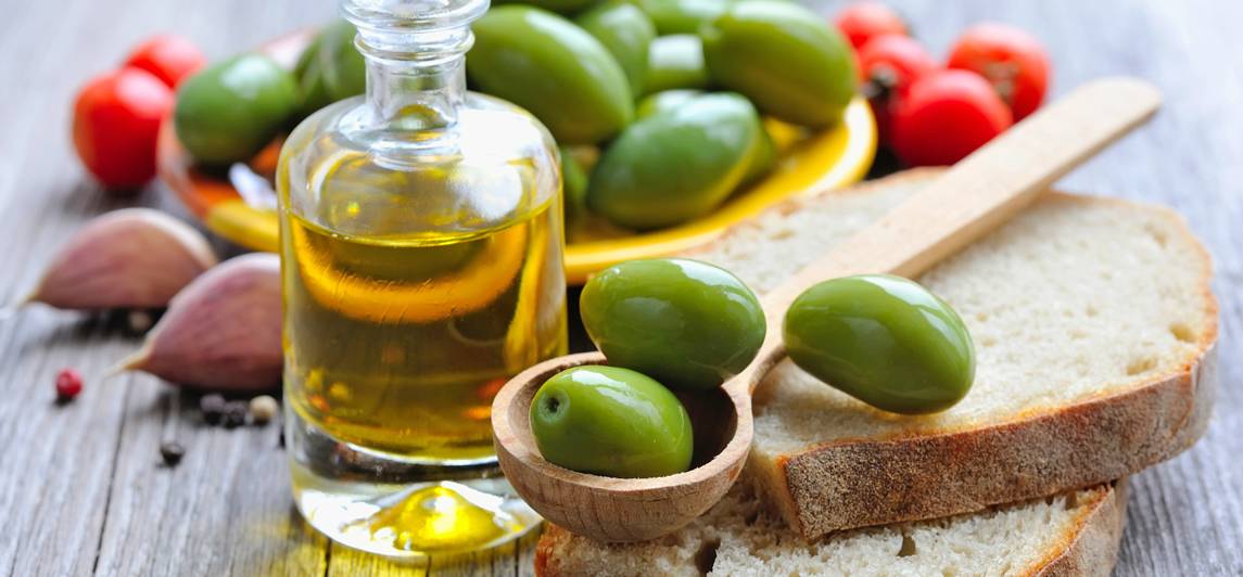 Оливковый масло на голодный. Оливковое масло. Продукты с оливковым маслом. Оливковое масло для еды. Лучшие оливковые масла.