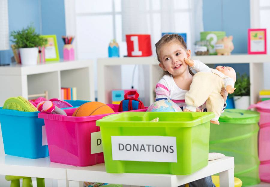 Как приучить ребенка убирать за собой игрушки: важные правила