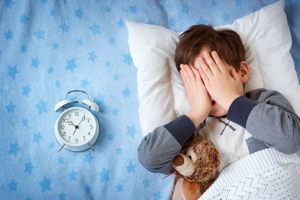 Ребенок спит только на руках, а положишь просыпается: проблема или нет