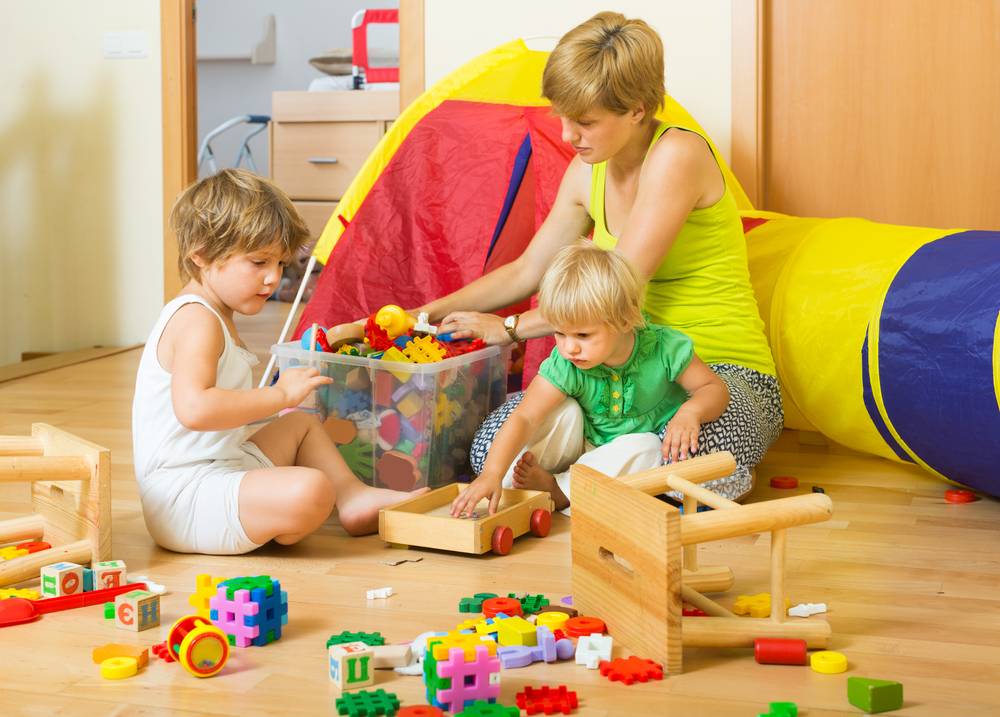 Как приучить ребенка убирать за собой игрушки?