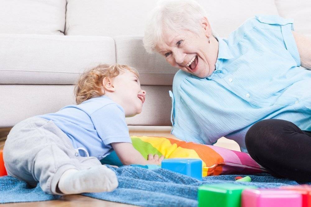 Бабушка чрезмерно балует внуков и все им позволяет: что делать родителям
