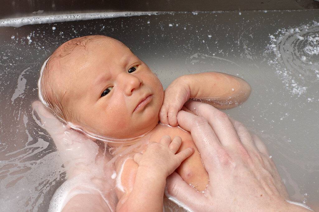 Как мыть голову новорожденному младенцу: рекомендации для родителей