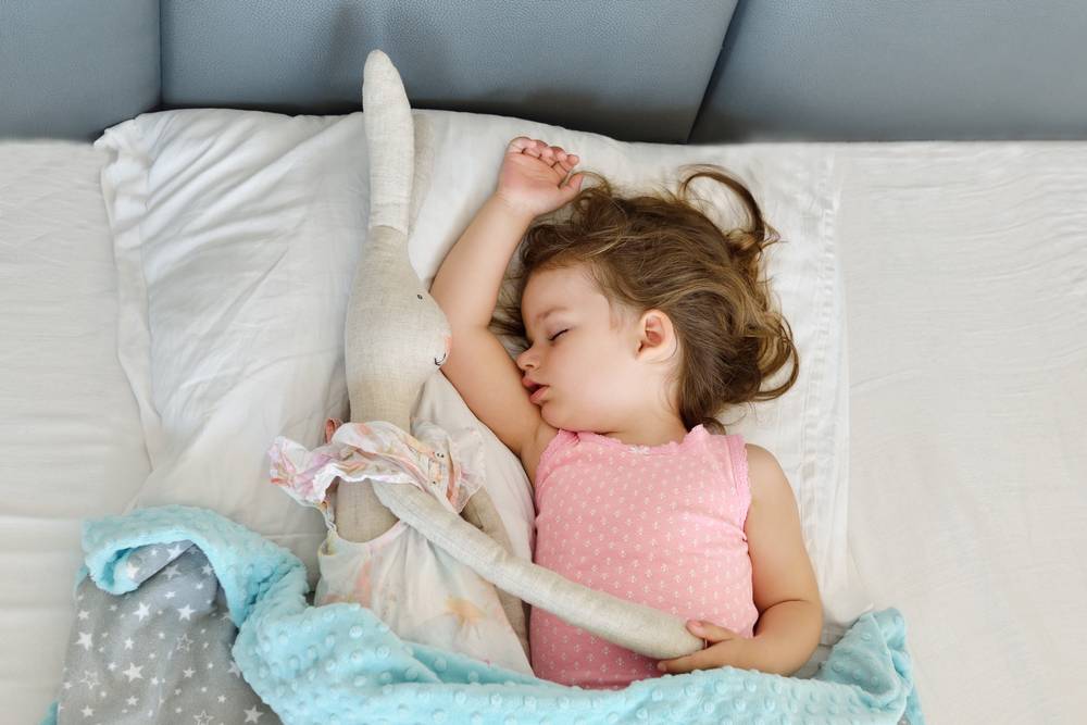Как отучить ребенка от засыпания только на руках