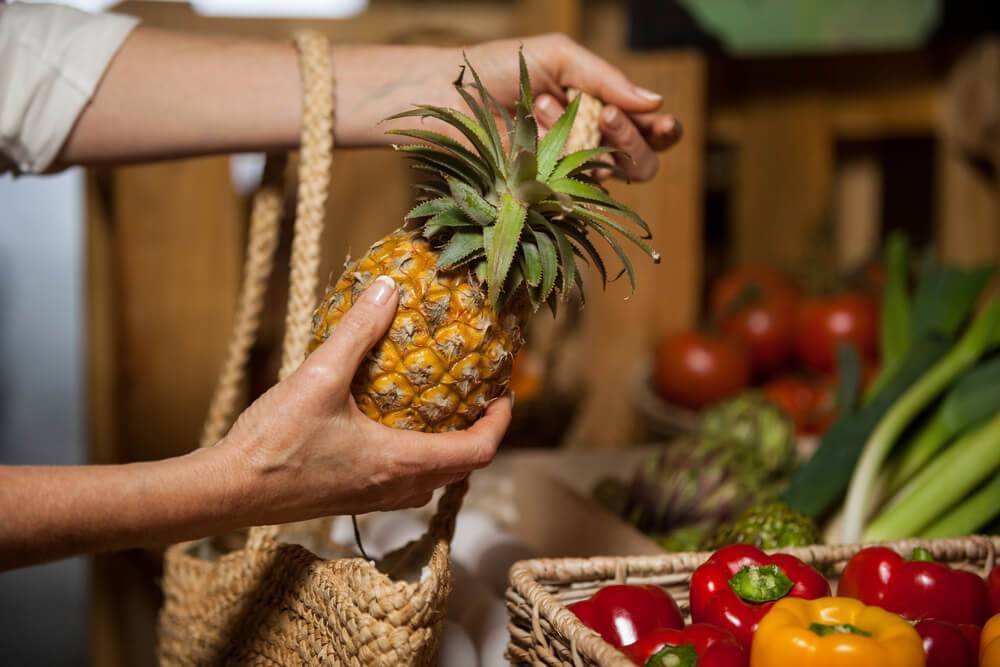 Как выбрать ананас спелый в магазине и сколько он хранится