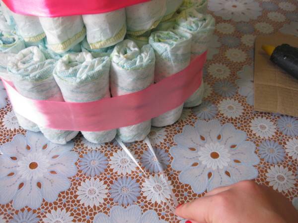 Подарки из памперсов (111 фото): как пошагово сделать торт, корзину и букет из подгузников своими руками