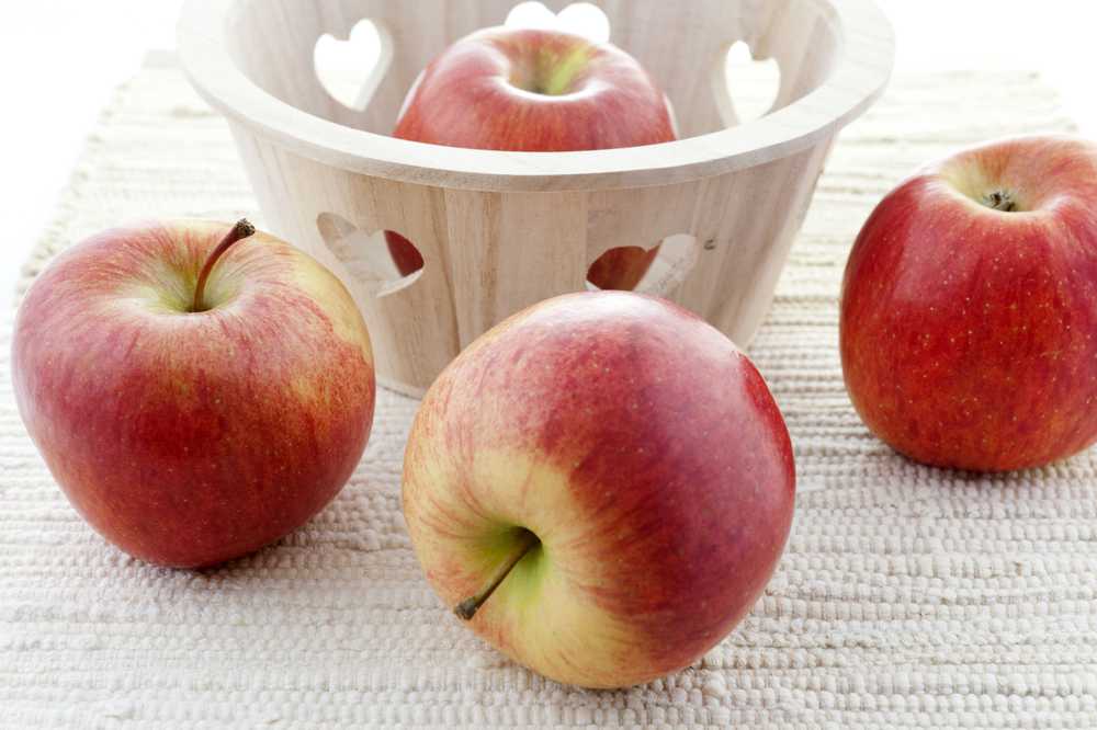 Печеные яблоки в духовке при лактации рецепт. полезные свойства печеных яблок при грудном вскармливании. как запечь с сахаром