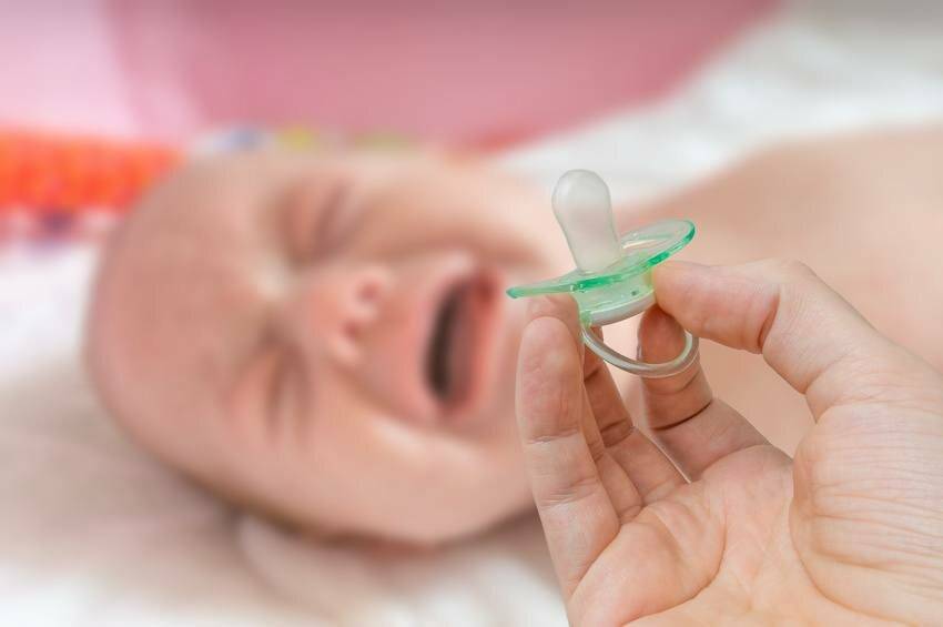 Пустышка для новорожденного: за и против соски
