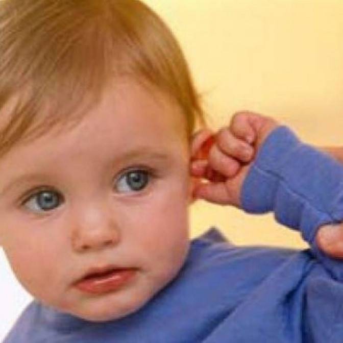 Ребенок чешет уши: возможные причины, различные средства лечения