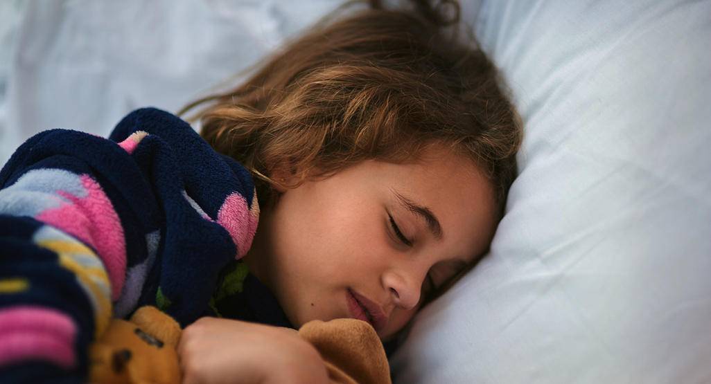 Ребёнок спит с приоткрытыми глазами: стоит ли тревожиться