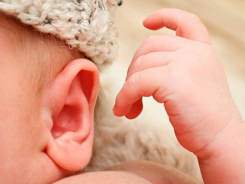 Когда и как новорожденный начинает видеть и слышать |