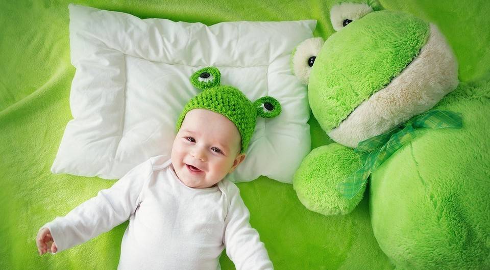 Когда ребенку можно спать на подушке: нужна ли новорожденному, правила и советы выбора, видео
