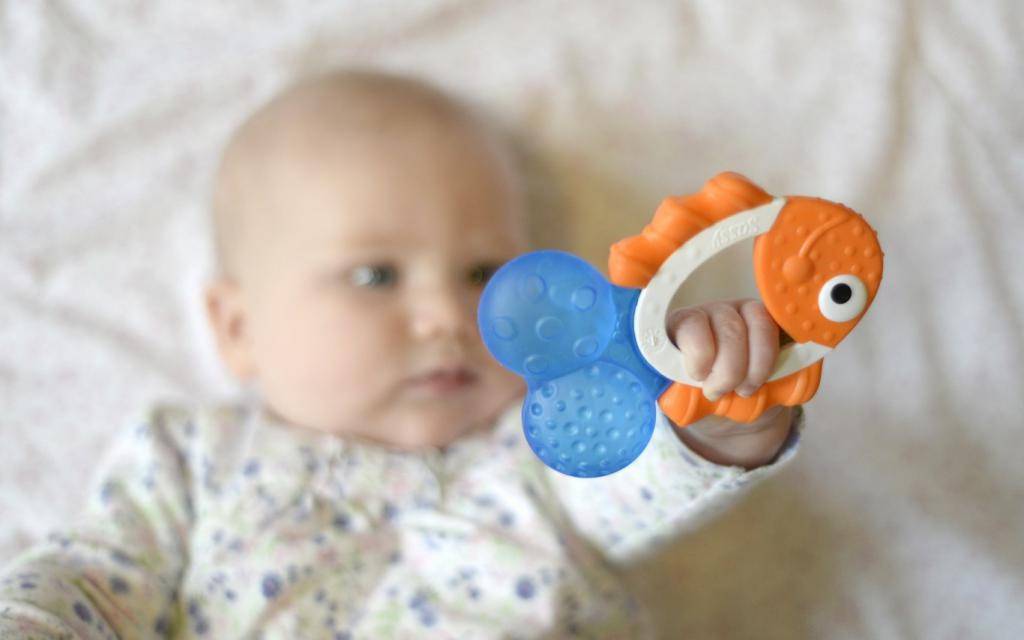 Во сколько месяцев новорожденный ребенок начинает играть с погремушками