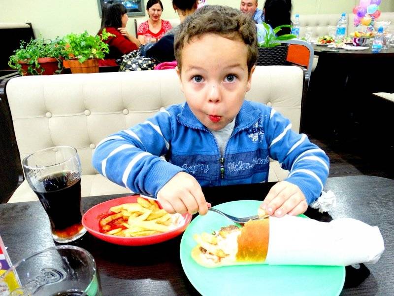 Видео: как посещать рестораны с маленькими детьми