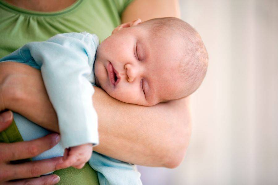 Укачивать ли ребенка перед сном, если он плачет и не засыпает