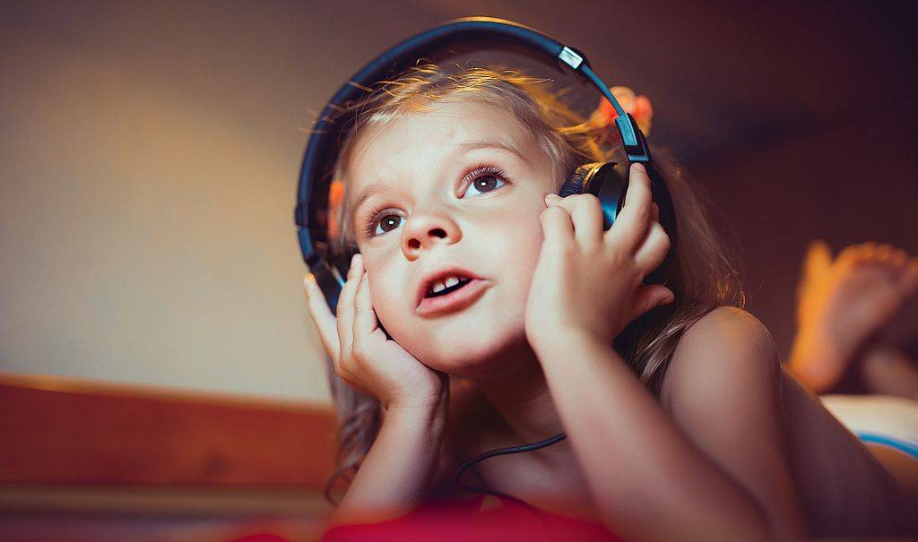 Что для ребенка лучше – читать сказки или слушать их в аудио-исполнении?