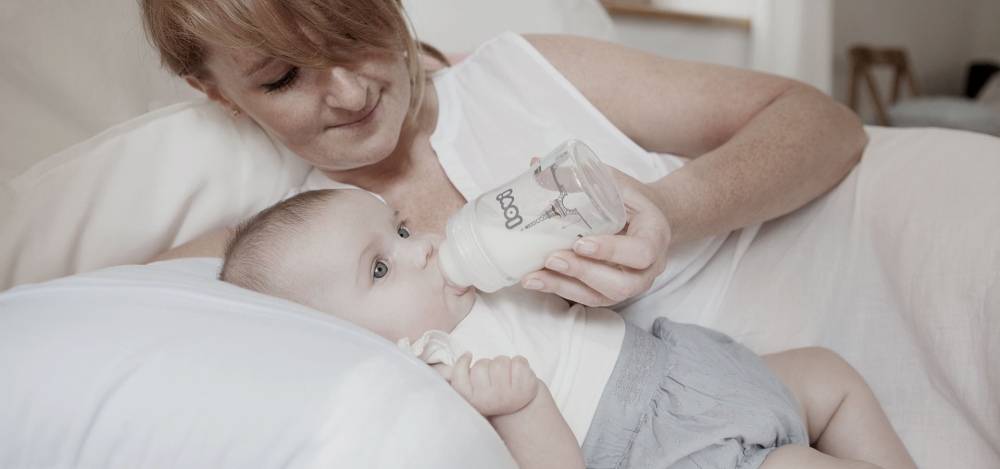 Как правильно кормить новорожденного из бутылочки — советы и правила