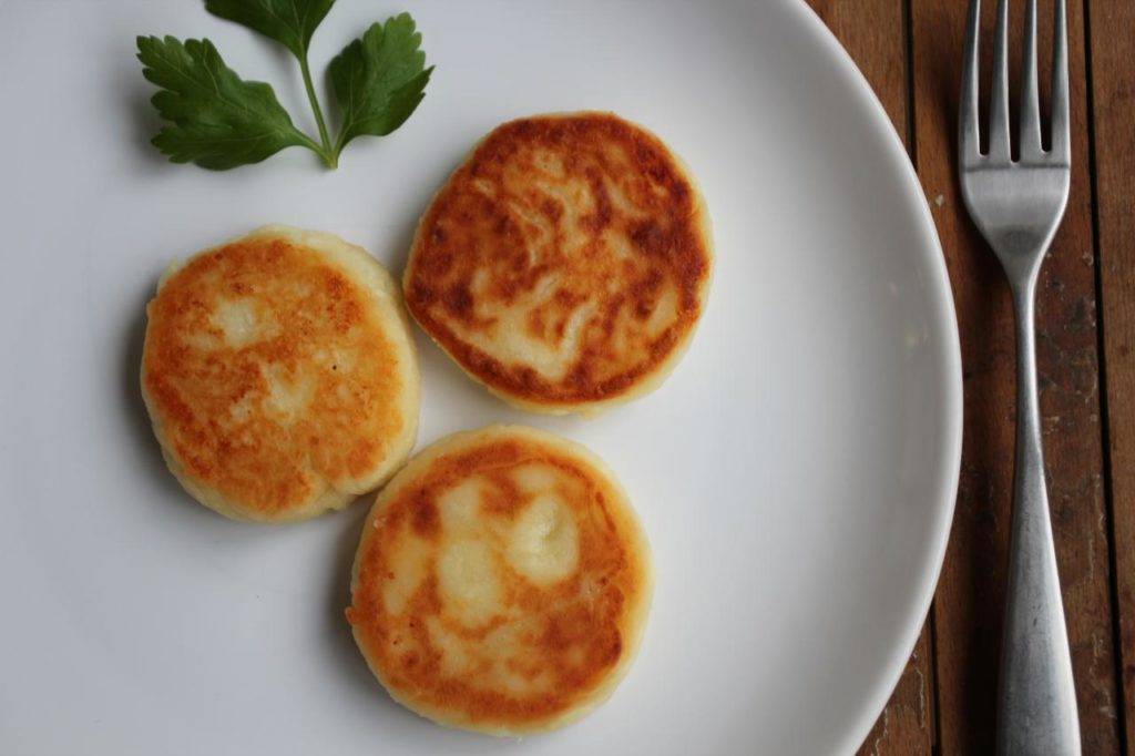 Лучшие рецепты сырников для детей: идеи полезного завтрака