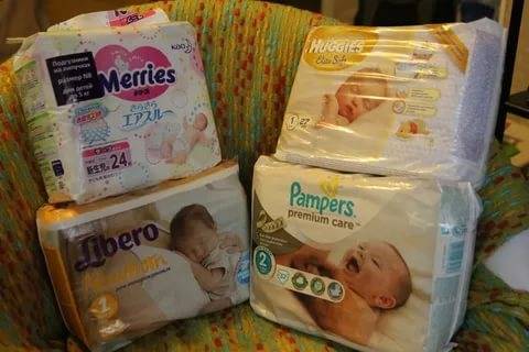 Сколько подгузников нужно новорожденному в день и на месяц: какое количество памперсов надо брать в роддом, как экономить, чтобы уходило меньше?