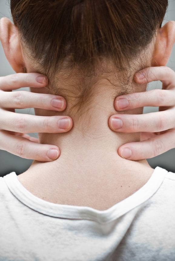 Боль в шее сзади: причины, симптомы и методы лечения