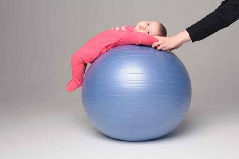 Занятия на фитболе с грудничком 3 месяца и старше – 10 упражнений: фото, видео