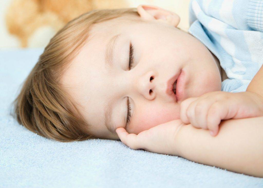 Почему ребенок скрипит зубами во сне: причины скрежета ночью и днем