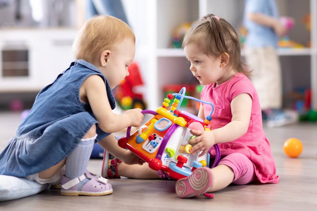 Как научить ребёнка делиться своими игрушками