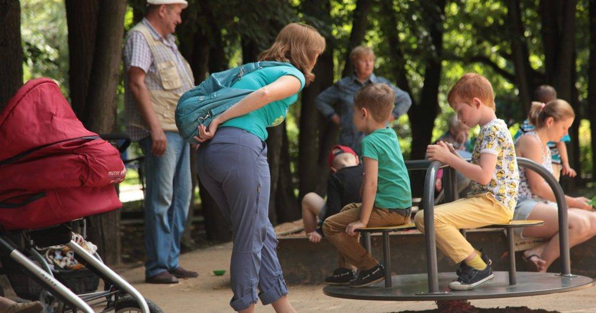 Родители ставят. Детские истерики на улице. Замечание ребенку на улице. Замечания родителей детям. Родители делают замечания ребенку.