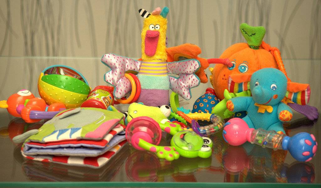 Как правильно выбирать игрушки для грудничков по месяцам, рекомендации молодым родителям