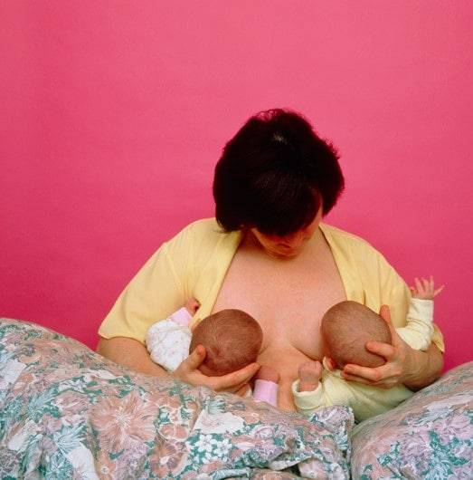 Как кормить двойню одновременно: позы для грудного вскармливания двойняшек