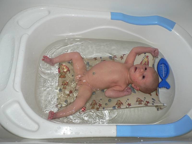 Какая должна быть температура воды для купания новорожденного